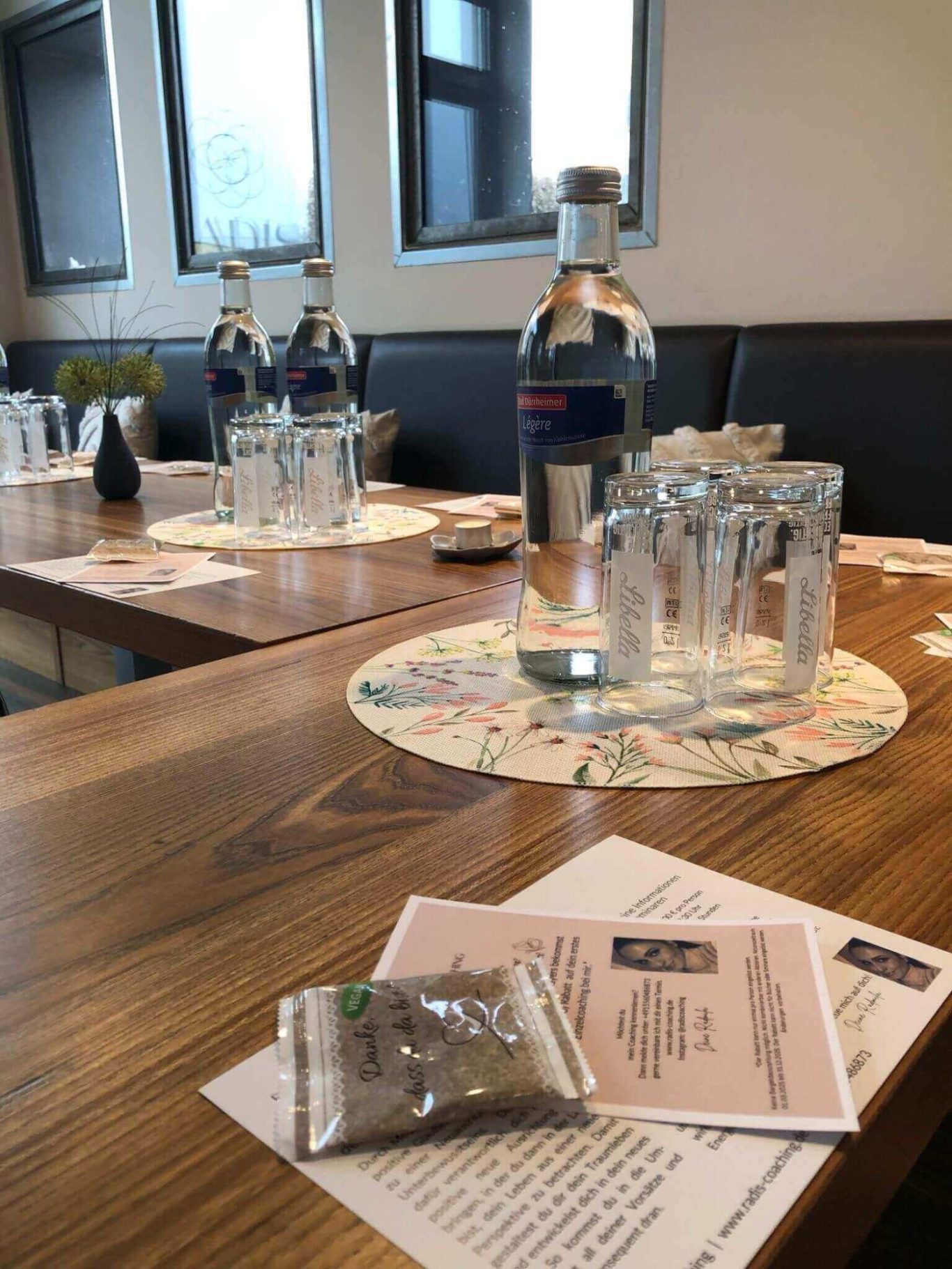 Ein gedeckter Tisch mit Flyern und Getränken.